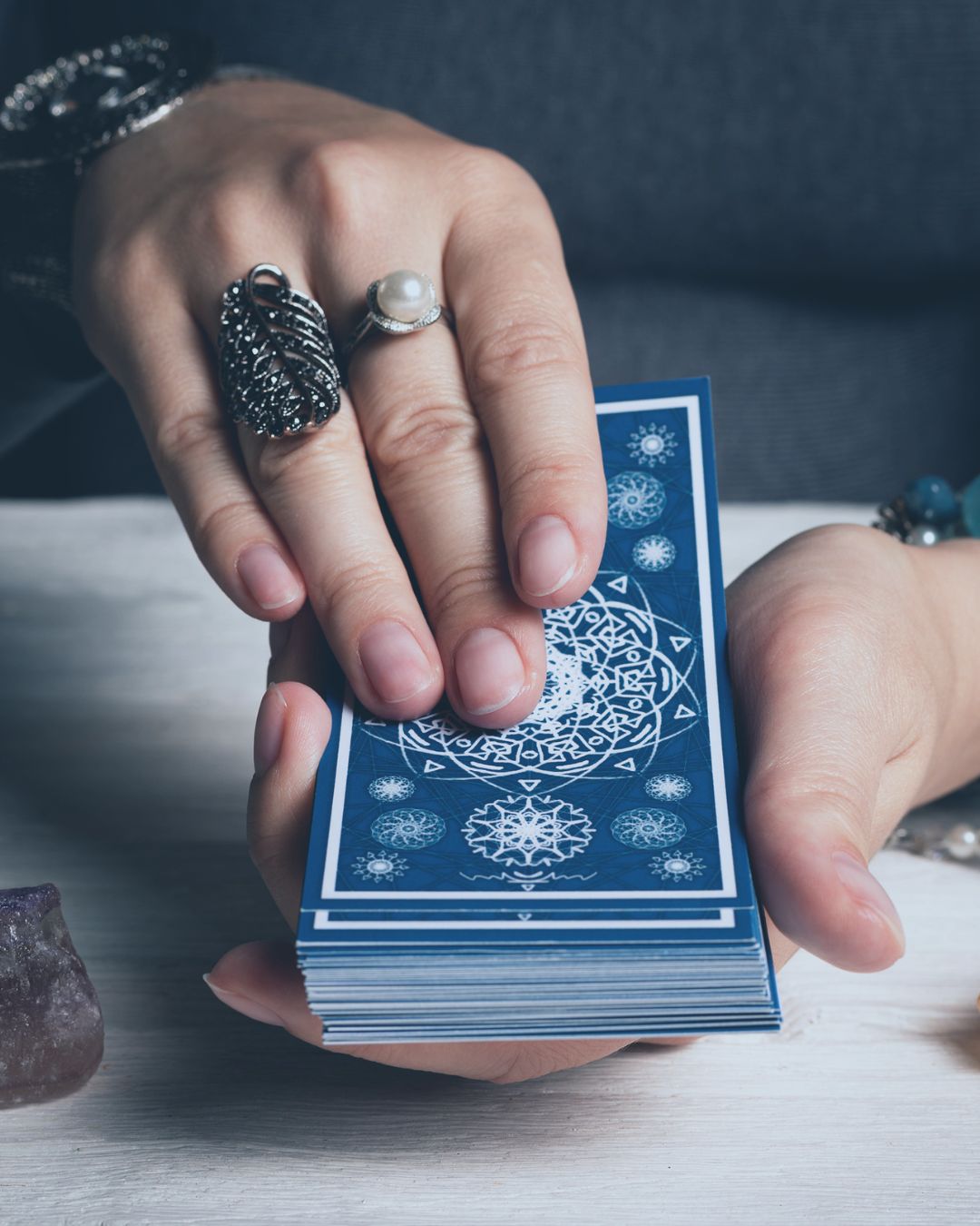 Lunnah, taróloga responsável pela Lunnah Tarot